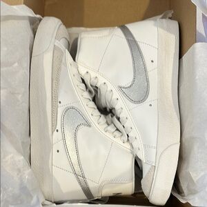 Nike Women’s Blazer Mid ‘77 Vintage Shoe.